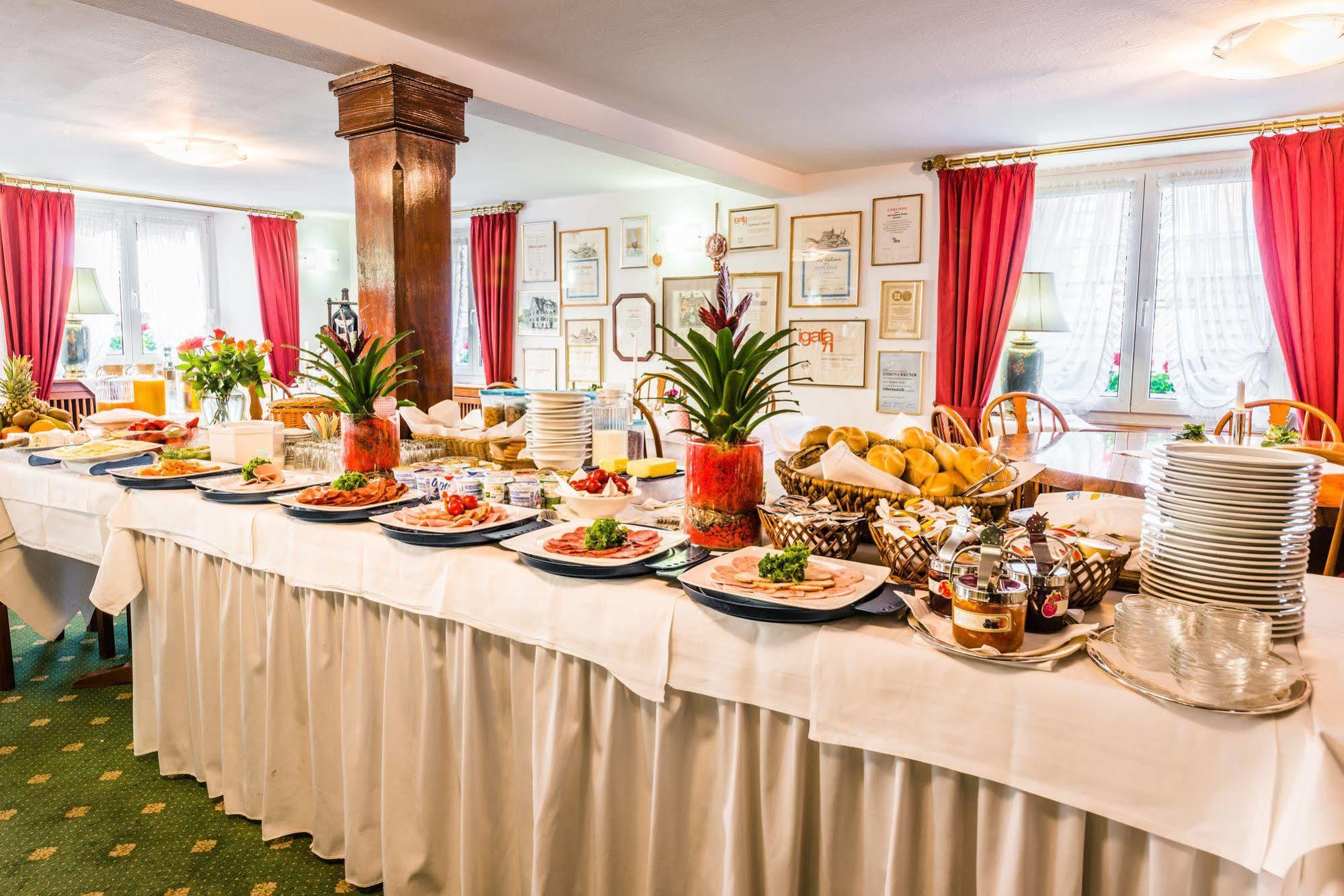 Hotel Goldener Sternen Констанц Екстериор снимка